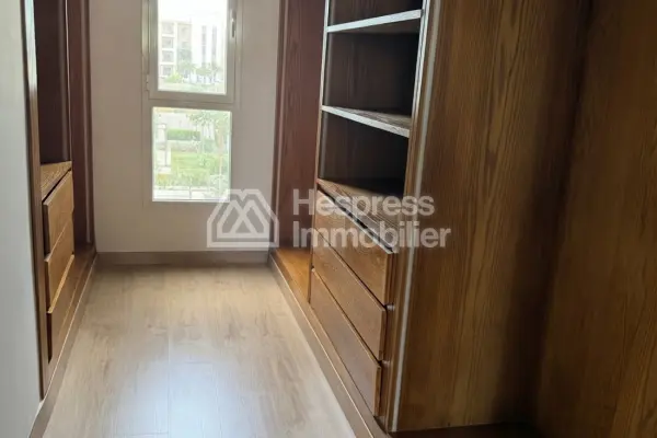 Luxury villa for rent in Du Golf . 4 comfortable rooms. Residence with concierge, air conditioning throughout.