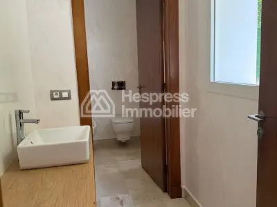 Luxury villa for rent in Du Golf . 4 comfortable rooms. Residence with concierge, air conditioning throughout.