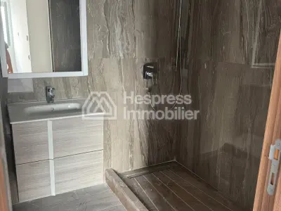 شقة للبيع في De La Plage . شقة مريحة بثلاث غرف. تدفئة مركزية وباب مقوى.