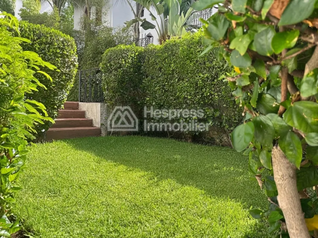 Superb villa for rent in Du Golf . 4 rooms. Well furnished.