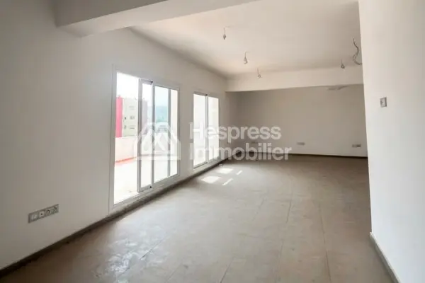 Beautiful offices for rent at Mozart . 70 sq m. Mountain views and security door.