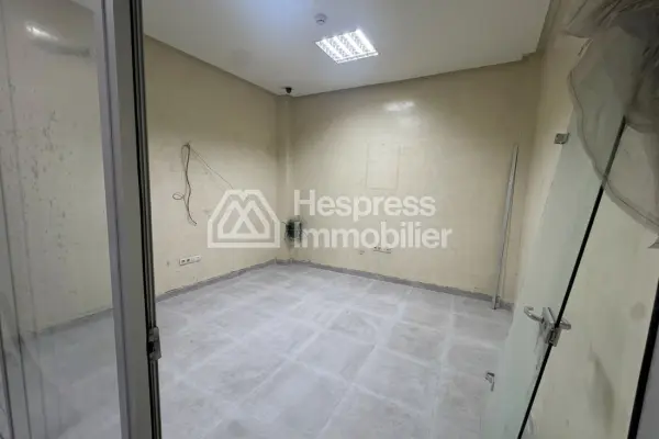 Commercial premises of 180 m² for rent near Ain Ketiwet with cellar
