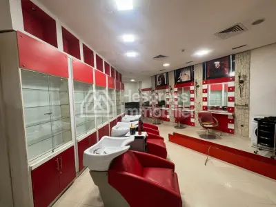 محل تجاري بمساحة 400 متر مربع في منطقة بوليفارد باستور، مكون من طابقين وطابقين جزئيين.
