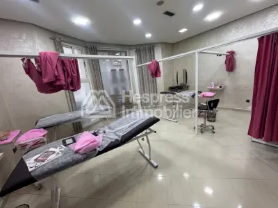 محل تجاري بمساحة 400 متر مربع في منطقة بوليفارد باستور، مكون من طابقين وطابقين جزئيين.