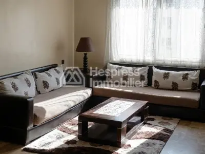شقة مفروشة رائعة للإيجار في وسط المدينة في ساحة موزارد مع موقف سيارات