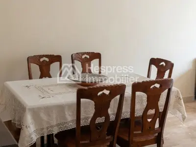 شقة مفروشة رائعة للإيجار في وسط المدينة في ساحة موزارد مع موقف سيارات