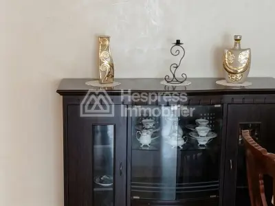 شقة مفروشة رائعة للإيجار في وسط المدينة في ساحة موزارد مع موقف سيارات