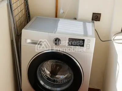 شقة مفروشة رائعة للإيجار في وسط المدينة في ساحة موزارد مع موقف سيارات