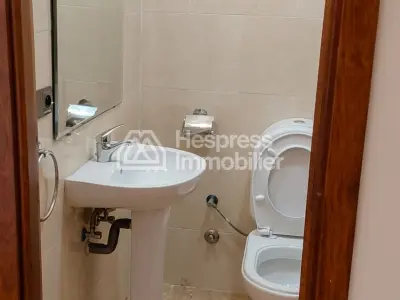 شقة مفروشة رائعة للإيجار في وسط المدينة في ساحة موزارد مع موقف سيارات