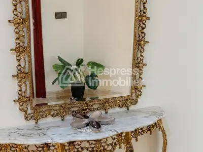 شقة مفروشة رائعة للإيجار في وسط المدينة في ساحة موزارد مع موقف سيارات