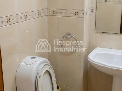 شقة مفروشة رائعة للإيجار في وسط المدينة في ساحة موزارد مع موقف سيارات