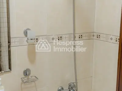 شقة مفروشة رائعة للإيجار في وسط المدينة في ساحة موزارد مع موقف سيارات