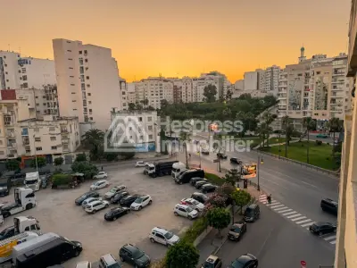 شقة مفروشة مكونة من 3 غرف للإيجار في شارع مولاي يوسف، وسط المدينة