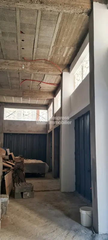 600m2 store ideal for stock and showroom tillila