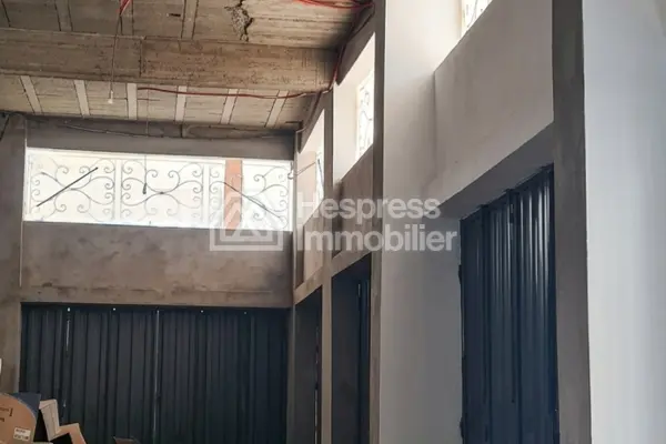 متجر بمساحة 600 متر مربع مثالي للمخزون وصالة العرض