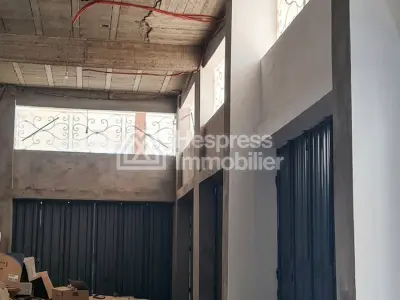 600m2 store ideal for stock and showroom tillila