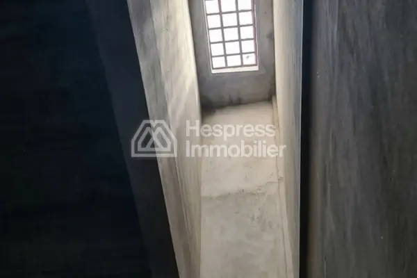 متجر بمساحة 600 متر مربع مثالي للمخزون وصالة العرض