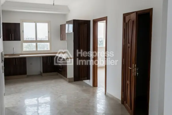 شقة فاخرة بثلاث غرف نوم وغرفة معيشة في مبنى سكني. عين