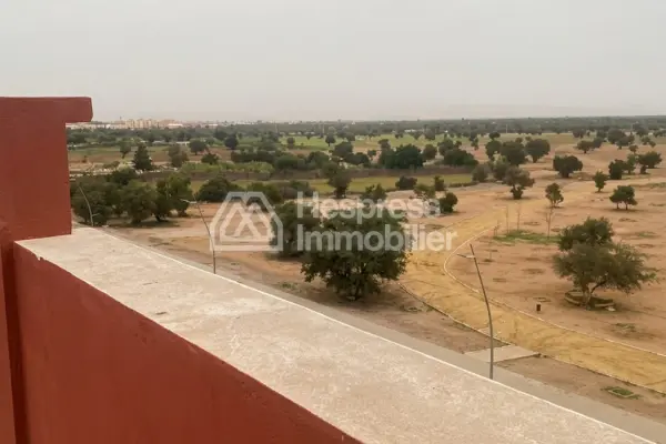 شقة فاخرة بثلاث غرف نوم وغرفة معيشة في مبنى سكني. عين