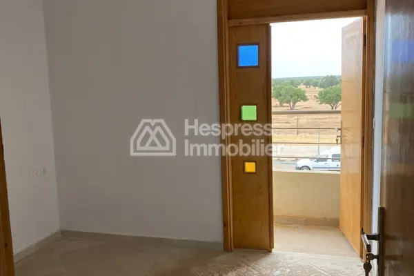 شقة فاخرة بثلاث غرف نوم وغرفة معيشة في مبنى سكني. عين