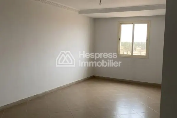 شقة فاخرة بثلاث غرف نوم وغرفة معيشة في مبنى سكني. عين