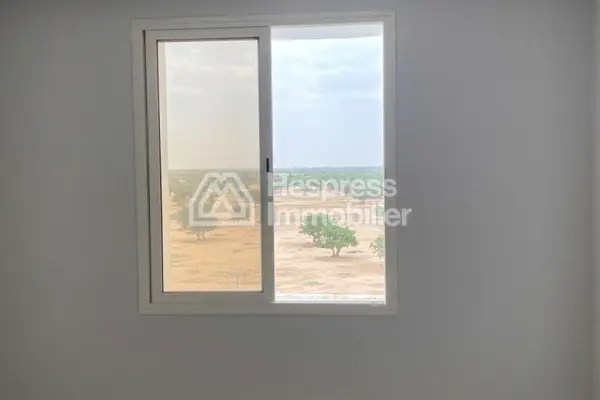 شقة فاخرة بثلاث غرف نوم وغرفة معيشة في مبنى سكني. عين