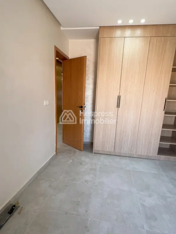 Warehouse with shops and apartment in Hay El Qods