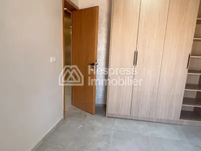 Warehouse with shops and apartment in Hay El Qods
