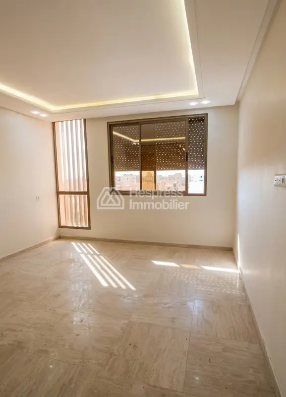 Warehouse with shops and apartment in Hay El Qods