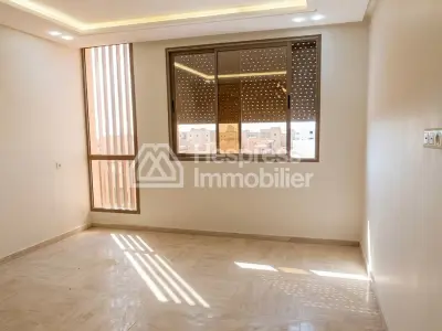 Warehouse with shops and apartment in Hay El Qods