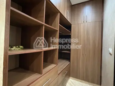 شقة رائعة للبيع في Haut-Founty . تسع غرف مريحة. مفروشة بشكل جيد.
