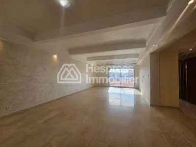 Spacieux appartement à louer vide sur route de casa