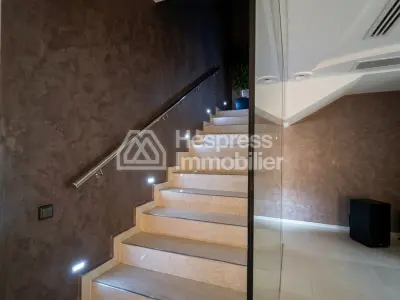 فيلا مع مسبح، مساحتها 400 متر مربع، ألينزا 1