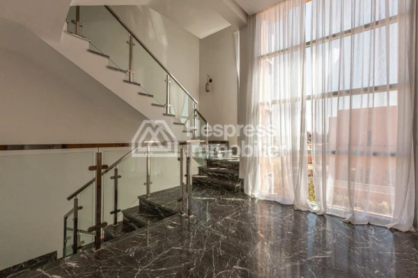 Superb villa for rent with swimming pool and large garden