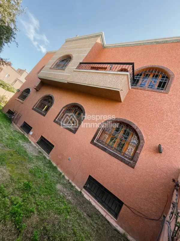 Villa for sale with 500 m² of living space – 3 facades