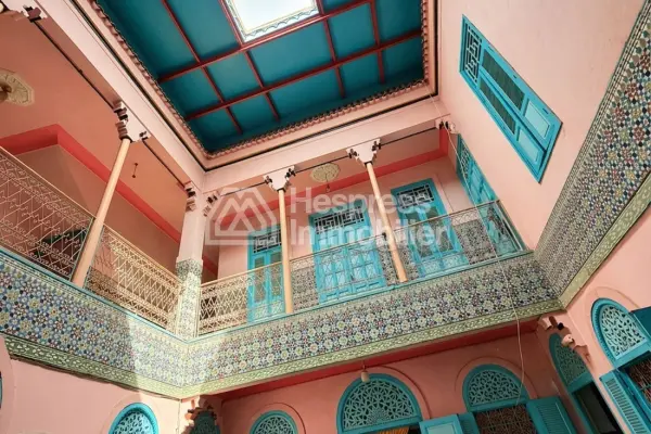 رياض بملكية رسمية، مساحته 151 مترًا مربعًا، 8 غرف نوم، شرفة مطلة على المدينة القديمة