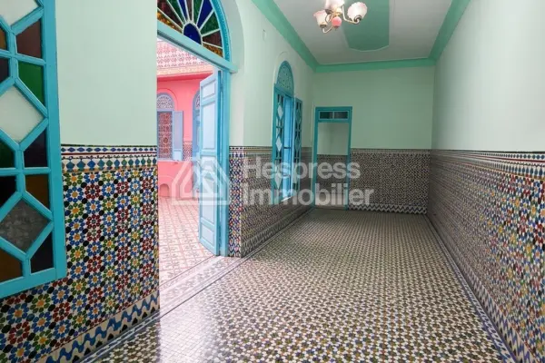 رياض بملكية رسمية، مساحته 151 مترًا مربعًا، 8 غرف نوم، شرفة مطلة على المدينة القديمة