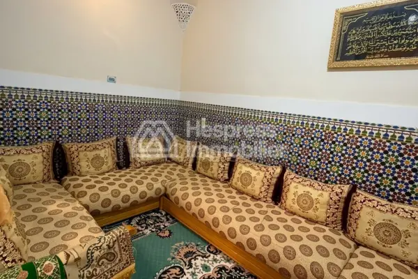 رياض بملكية رسمية، مساحته 151 مترًا مربعًا، 8 غرف نوم، شرفة مطلة على المدينة القديمة