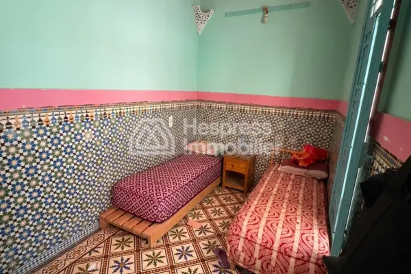 رياض بملكية رسمية، مساحته 151 مترًا مربعًا، 8 غرف نوم، شرفة مطلة على المدينة القديمة