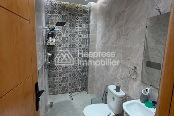 Superbe maison à vendre à Route Casablanca Ali balfalah. Surface de 100 m². Climatisation