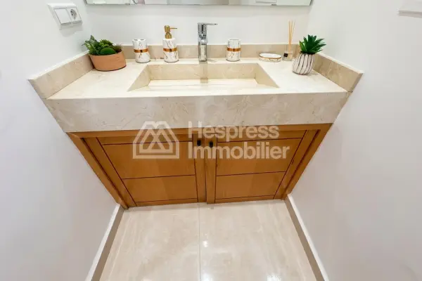 Superbe maison à vendre à Route Casablanca Ali balfalah. Surface de 100 m². Climatisation