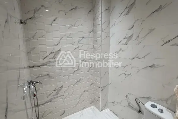 Superbe maison à vendre à Route Casablanca Ali balfalah. Surface de 100 m². Climatisation