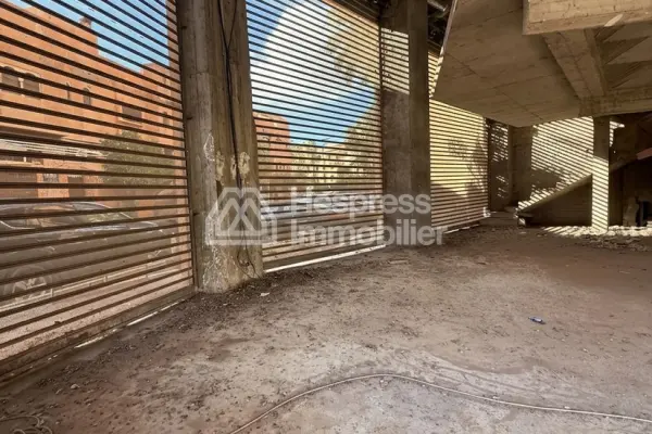 Vend local commercial à Route de Safia. Rouidat Surface de 120 m²