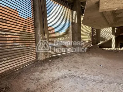 محل تجاري للبيع على طريق صفية، رويدا. مساحته 120 متر مربع.