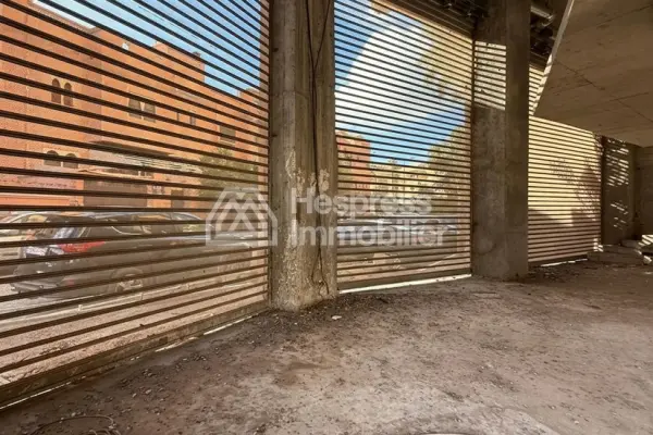 Vend local commercial à Route de Safia. Rouidat Surface de 120 m²