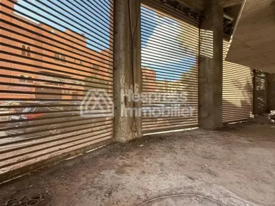 محل تجاري للبيع على طريق صفية، رويدا. مساحته 120 متر مربع.