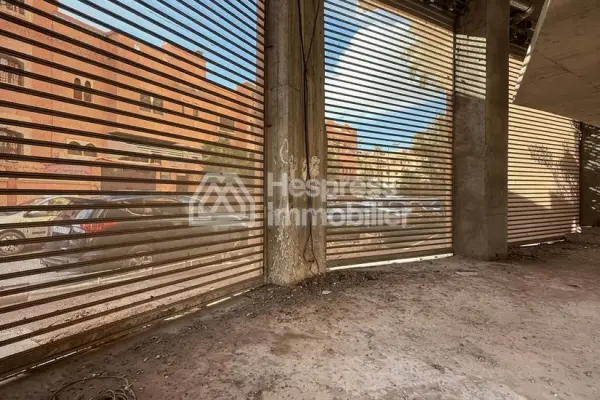 Vend local commercial à Route de Safia. Rouidat Surface de 120 m²