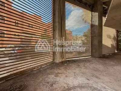 محل تجاري للبيع على طريق صفية، رويدا. مساحته 120 متر مربع.