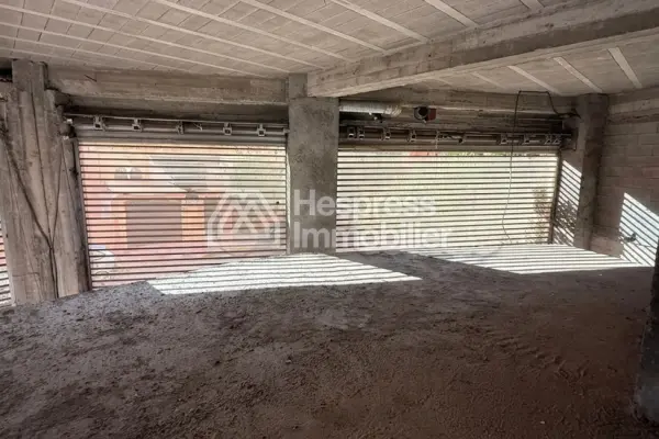 Vend local commercial à Route de Safia. Rouidat Surface de 120 m²