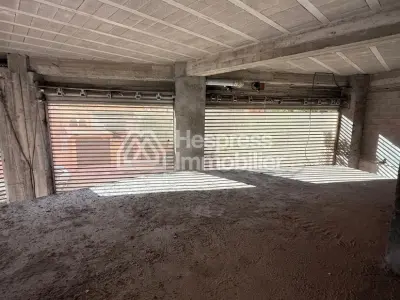 محل تجاري للبيع على طريق صفية، رويدا. مساحته 120 متر مربع.